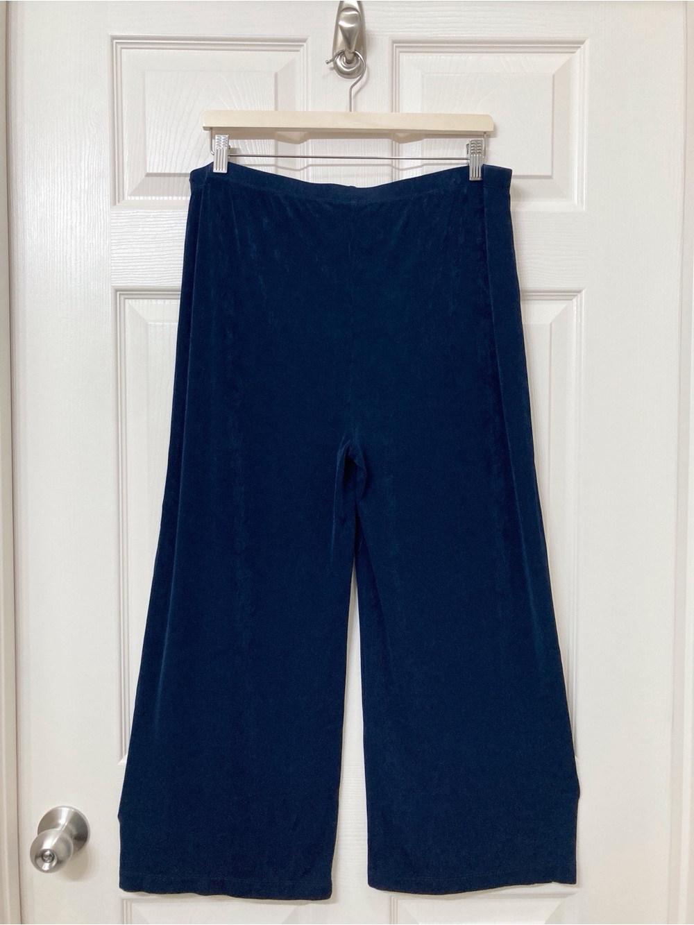 Chico’s Travelers Size 2 Slinky Navy Blue Wide Leg Pull On Capri Pants Large - Picture 4 of 4